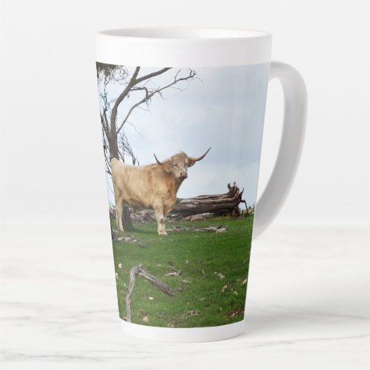 Twee Fawn Highland Koeien in vredige landen, Latte Mok (Rechterhoek)