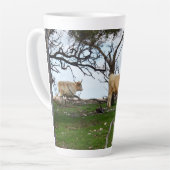 Twee Fawn Highland Koeien in vredige landen, Latte Mok (Linkerhoek)