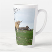 Twee Fawn Highland Koeien in vredige landen, Latte Mok (Rechts)