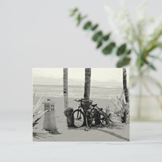 Twee fietsen op het strand van Sanur op Bali Briefkaart (Staand voorkant)