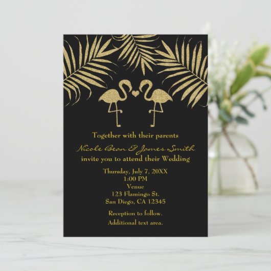 Twee flamingo's houden van zwarte en gouden uitnod kaart (Staand voorkant)