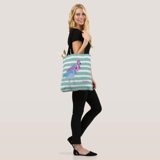 Twee Flamingos Monogram Blauwgroen Stripe Tote Bag (Op model)