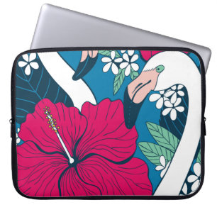 Twee flamingos onder hibiscus en plumeria bloemen laptop sleeve