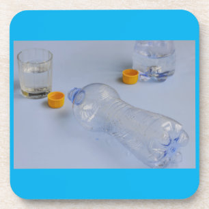twee flessen die zijn ontdaan van hard plastic ond drankjes onderzetter