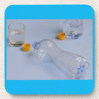 twee flessen die zijn ontdaan van hard plastic ond drankjes onderzetter