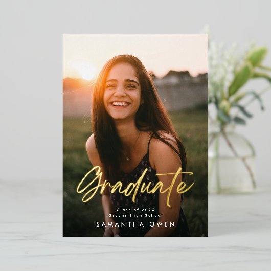 Twee foto Afstuderen partij gouden borstel Custom Folie Uitnodiging (Staand Voorkant)