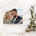 Twee foto | Faux Gold Modern Script Save the Date Aankondigingskaart<br><div class="desc">Dit whimsical en elegant save the date briefkaart bevat twee van uw favoriete persoonlijke foto's,  met trendy faux gold look handgeschreven script. De rug bevat een tweede foto met een doorschijnende bekleding,  en meer van uw trouwdetails en informatie. Een eenvoudig en modern uiterlijk dat perfect past in uw stijl!</div>