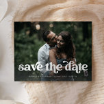Twee foto | Retro Boho Typografie Save the Date Aankondigingskaart<br><div class="desc">Deze trendy en boho sparen het datum briefkaart kenmerkt twee van uw favoriete persoonlijke foto's,  met retro witte handgeschreven teksten. De rug bevat een tweede foto met een doorschijnende bekleding,  en meer van uw trouwdetails en informatie. Een eenvoudige en stijlvolle look die perfect bij uw stijl past!</div>