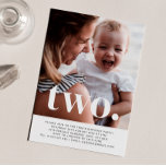Twee foto-uitnodiging voor eerste verjaardag kaart<br><div class="desc">Een simpele uitnodiging voor de tweede verjaardag met je eigen foto en de woorden 'twee' boven aan.</div>