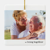 Twee fotogeluk wordt samen minimalistisch keramisch ornament (Achterkant)