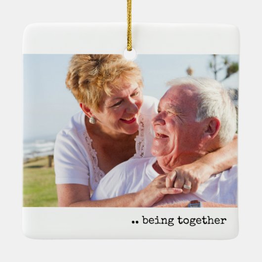 Twee fotogeluk wordt samen minimalistisch keramisch ornament (Achterkant)