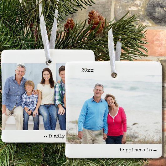 Twee foto's geluk is familiekerstminimalist keramisch ornament
