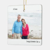 Twee foto's geluk is familiekerstminimalist keramisch ornament (Links)