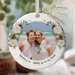 Twee foto's geluk is You Friend Roos en Pine Keramisch Ornament<br><div class="desc">Een prachtig ornament met uw aangepaste foto's, witte rozen dennenkegels en katoen met schattige, handgeschreven typografie. Het ontwerp is dubbelzijdig en de sjabloon is opstelling klaar voor u om uw foto's en gepersonaliseerde tekst aan de voor en rug toe te voegen. De voorbeeldtekst luidt: "geluk is ... je als mijn...</div>