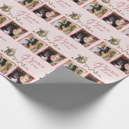 Twee foto's op persoonlijke roze kerst cadeaupapier (Hoek)