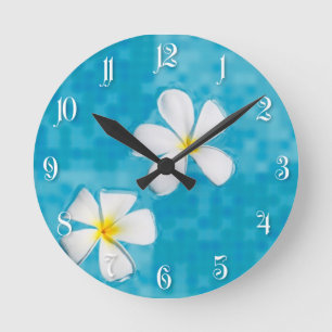 Twee frangipani-bloemen in blauw water ronde klok