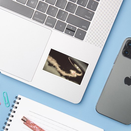 Twee gasreus-exoplaneten die om een jonge ster dra sticker (Laptop met iPhone)