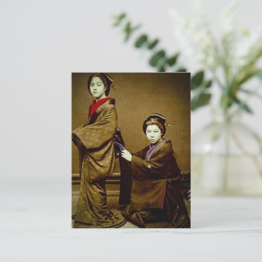 Twee Geisha die een Kimono  Japans aanpast Briefkaart (Staand voorkant)