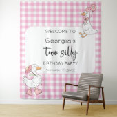 Twee Gekke Goose Roze 2e Verjaardag Welkom Achterg Wandkleed (In situ)