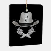 Twee gekruiste pistolen en pet keramisch ornament (Rechts)