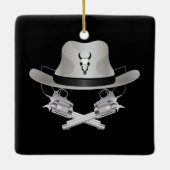 Twee gekruiste pistolen en pet keramisch ornament (Achterkant)