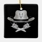 Twee gekruiste pistolen en pet keramisch ornament (Voorkant)