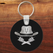 Twee gekruiste pistolen en pet sleutelhanger (Voorkant)