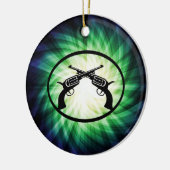 Twee gekruiste pistolen; gloeiend keramisch ornament (Links)