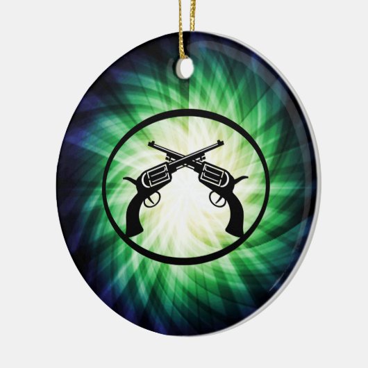 Twee gekruiste pistolen; gloeiend keramisch ornament (Links)