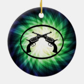 Twee gekruiste pistolen; gloeiend keramisch ornament (Achterkant)