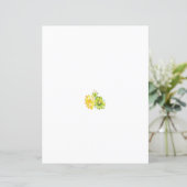 Twee gele en groene bloemen op een witte achtergro (Staand voorkant)