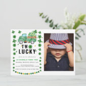 Twee gelukkige Shamrock verjaardagsfeestuitnodigin Kaart (Staand voorkant)