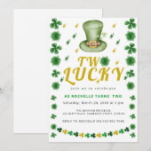 Twee gelukkige Shamrock verjaardagsfeestuitnodigin Kaart (Voorkant / Achterkant)