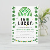 Twee gelukkige Shamrock verjaardagsfeestuitnodigin Kaart (Staand voorkant)