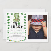 Twee gelukkige Shamrock verjaardagsfeestuitnodigin Kaart (Voorkant)