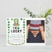 Twee gelukkige Shamrock verjaardagsfeestuitnodigin Kaart (Staand voorkant)
