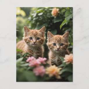 Twee gember Kittens die een weelderige tuin verken Briefkaart