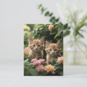 Twee gember Kittens die een weelderige tuin verken Briefkaart (Staand voorkant)