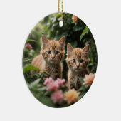 Twee gember Kittens die een weelderige tuin verken Keramisch Ornament (Rechts)