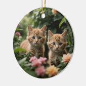 Twee gember Kittens die een weelderige tuin verken Keramisch Ornament (Links)