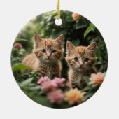 Twee gember Kittens die een weelderige tuin verken Keramisch Ornament (Achterkant)