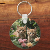 Twee gember Kittens die een weelderige tuin verken Sleutelhanger (Voorkant)