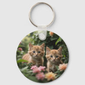 Twee gember Kittens die een weelderige tuin verken Sleutelhanger (Achterkant)