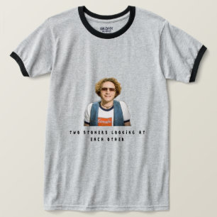 Twee gepensioneerden kijken naar elkaar t-shirt