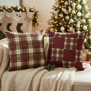 Twee geruite burgundy en groene kerstplaid kussen