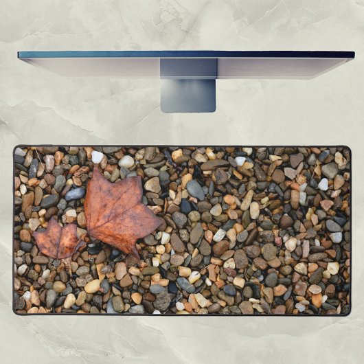 Twee gevallen bladeren op natte kiezelstenen fotog bureaumat