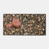 Twee gevallen bladeren op natte kiezelstenen fotog bureaumat (Voorkant)