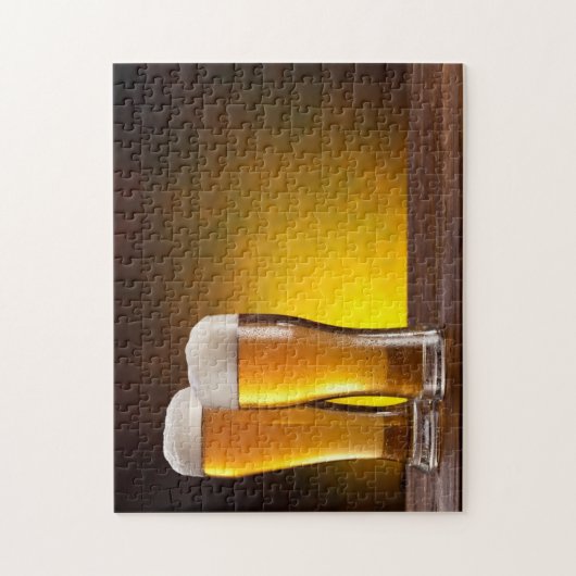 Twee glazen bier op een houten tafel legpuzzel (Verticaal)