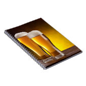Twee glazen bier op een houten tafel notitieboek (Rechterzijde)