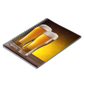 Twee glazen bier op een houten tafel notitieboek (Linkerzijde)